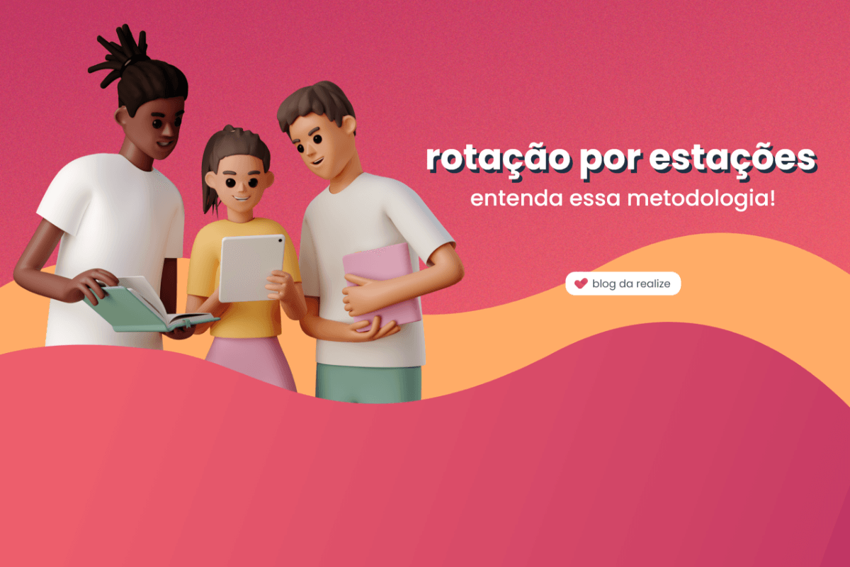 Há três bonequinhos, dois homens e uma mulher. A bonequinha tem pele branca e cabelos castanhos presos em um rabo de cavalo, ela está usando uma blusa amarela e uma calça rosa, enquanto segura um tablet. O primeiro bonequinho tem pele negra e cabelos pretos, ele está usando uma blusa branca enquanto segura um livro. O segundo bonequinho tem pele branca e cabelos castanhos, ele está usando uma blusa branca e também está segurando um livro de capa rosa.