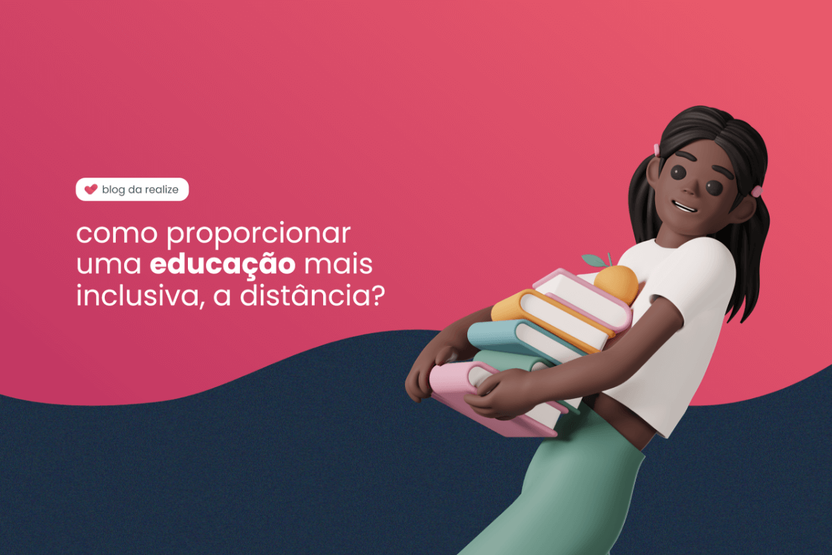 Um fundo rosa e azul. Há uma bonequinha de pele negra e cabelos pretos em um penteado de maria-chiquinha. Ela está usando uma blusa branca e uma calça verde enquanto segura uma pilha de livros e sorri