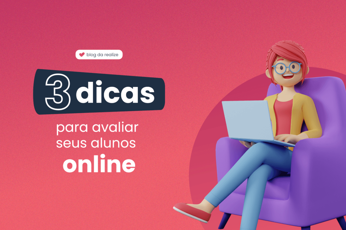 Uma bonequinha de pele branca e cabelos curtos e rosa, está usando uma regata rosa, um casaco amarelo e uma calça azul. Ela está sentada em uma poltrona roxa e está com um notebook sobre as coxas. Ela está sorrindo.